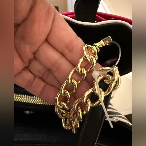 Betsey Johnson Bow Bucket Bag NWT (slight color transfer) with Crossbody strap - Picture 6 of 16